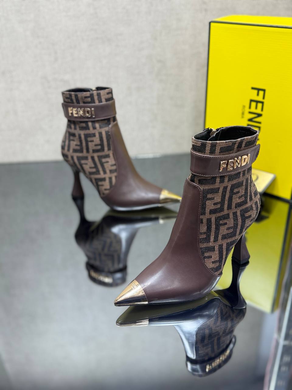 FND – Tasche, Schuhe und Geldbörse