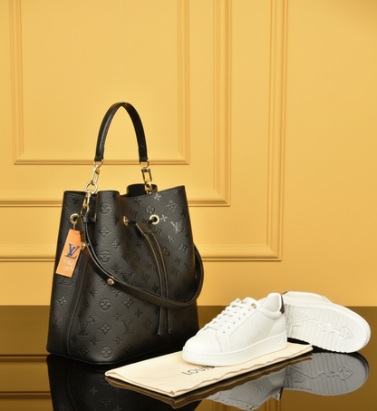 Tasche und Turnschuhe