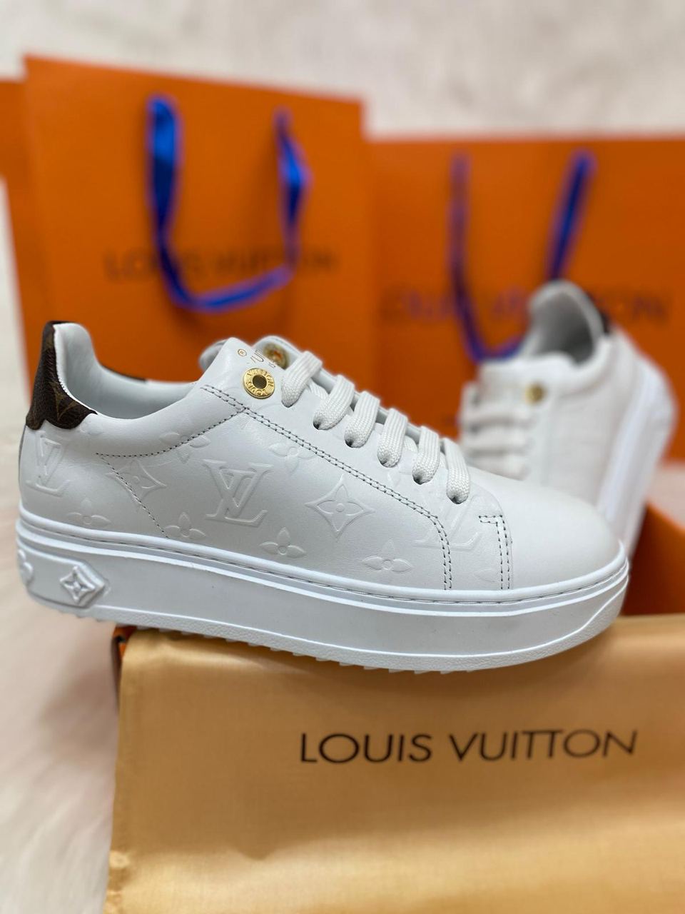 Tasche und Turnschuhe