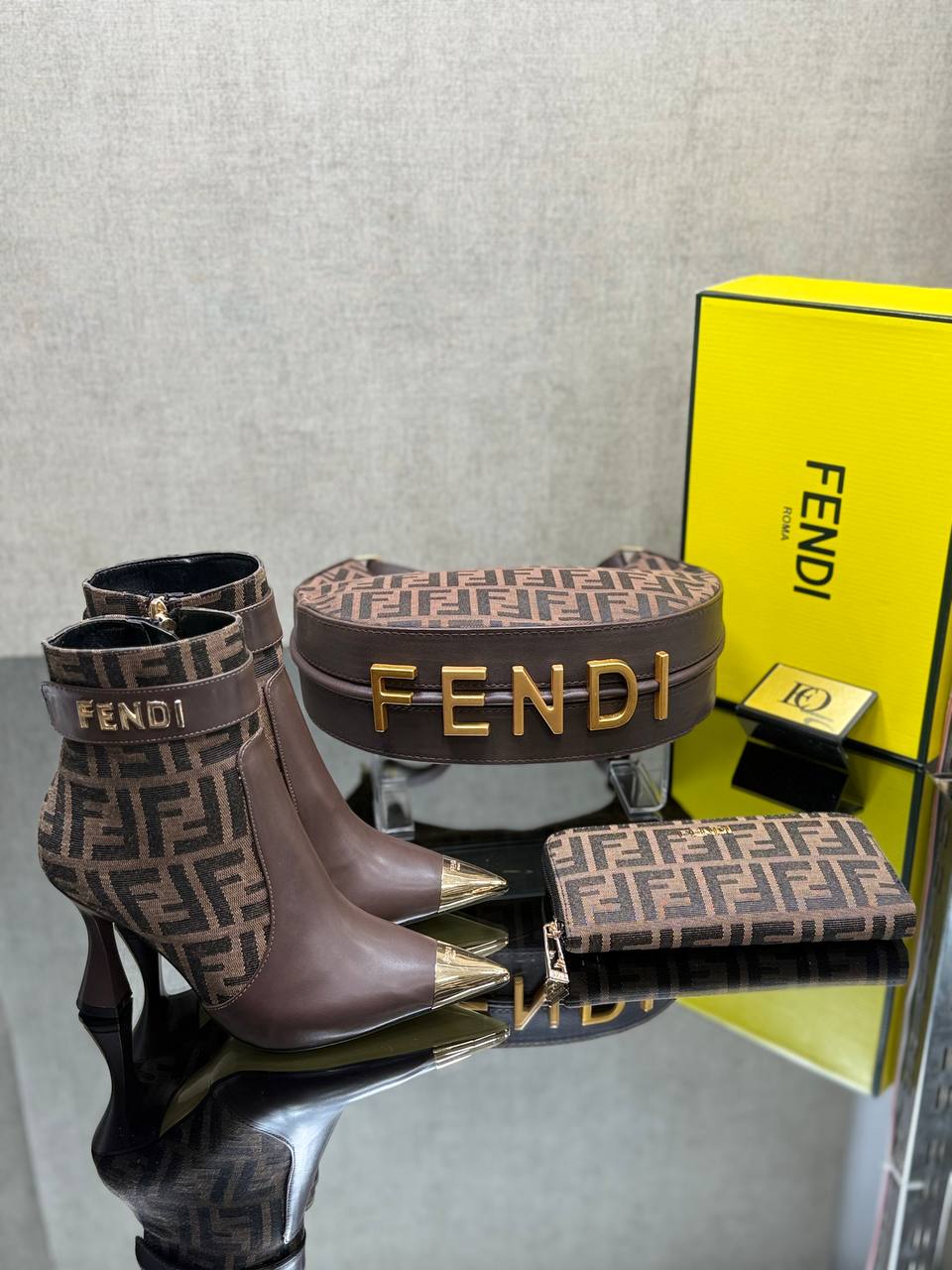 FND – Tasche, Schuhe und Geldbörse