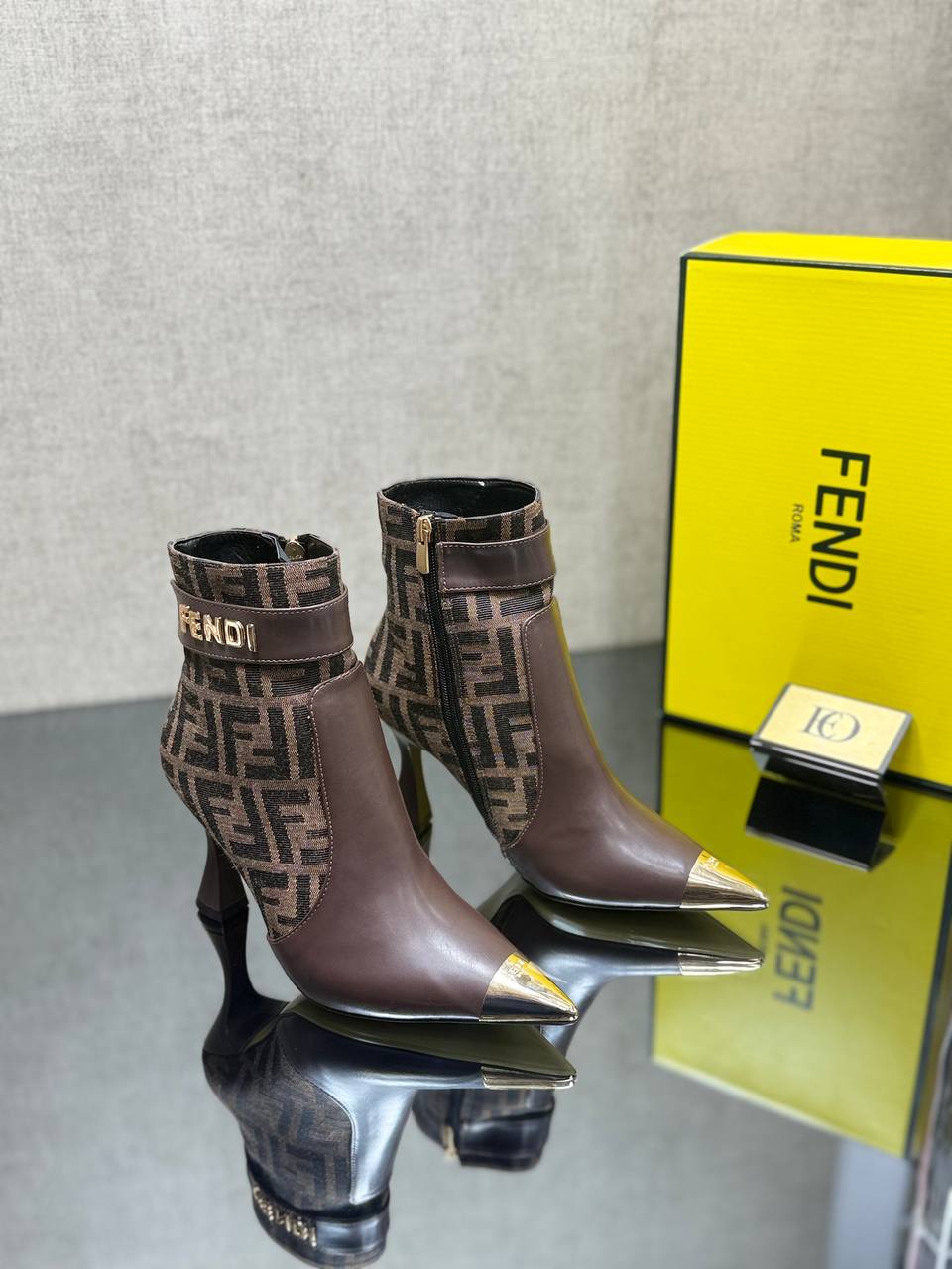 FND – Tasche, Schuhe und Geldbörse