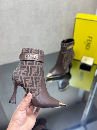 FND – Tasche, Schuhe und Geldbörse