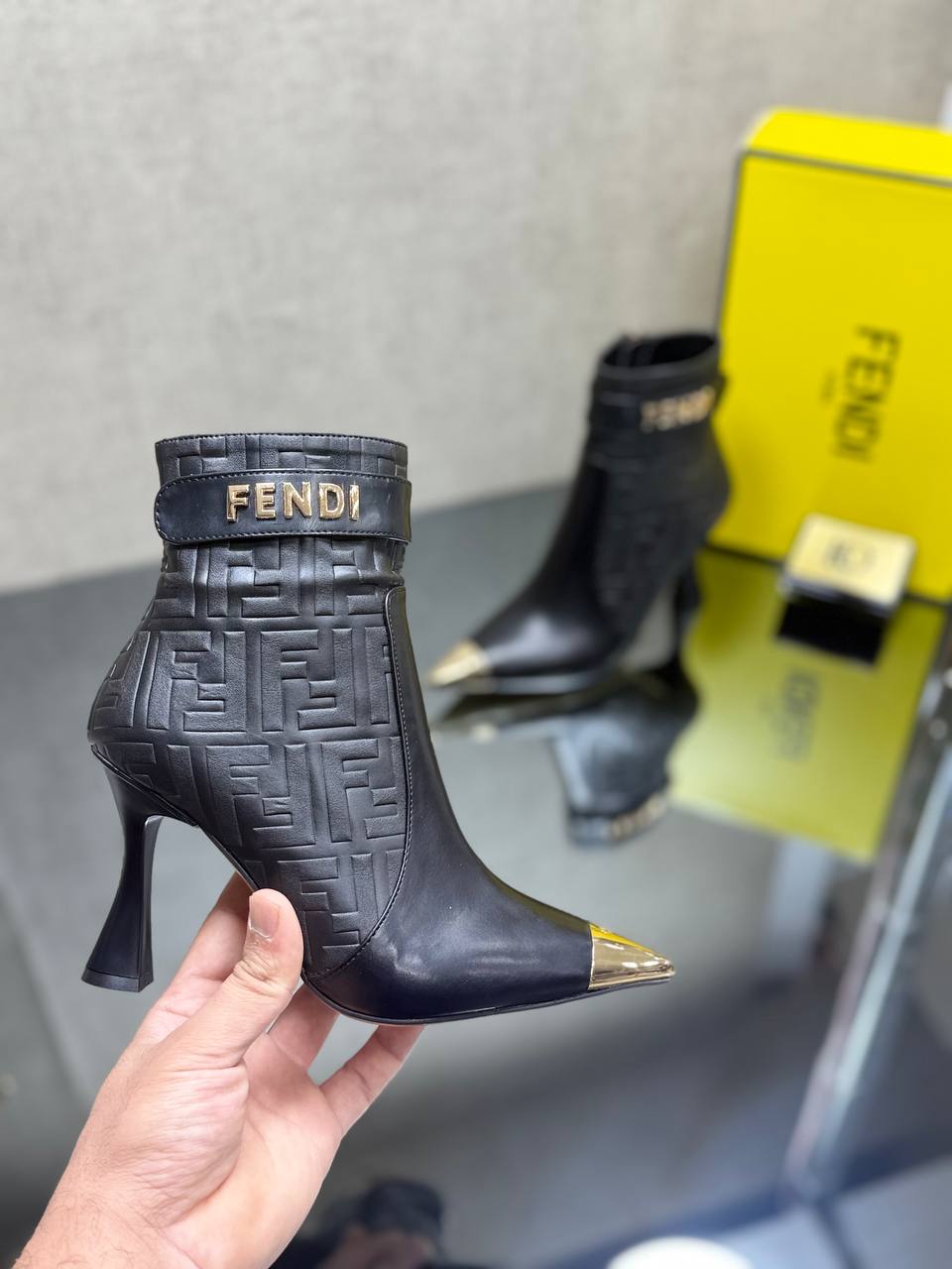 FND – Tasche, Schuhe und Geldbörse