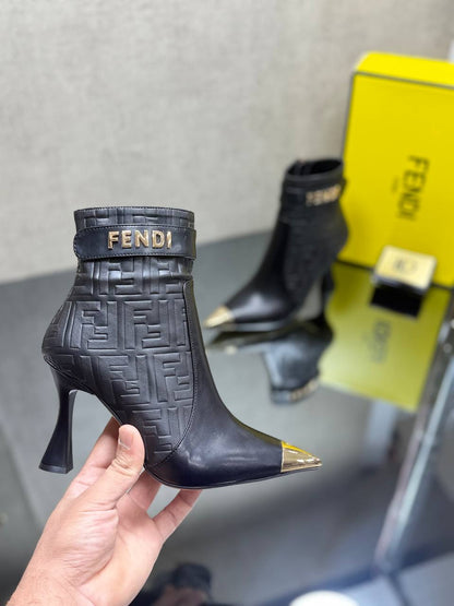 FND – Tasche, Schuhe und Geldbörse