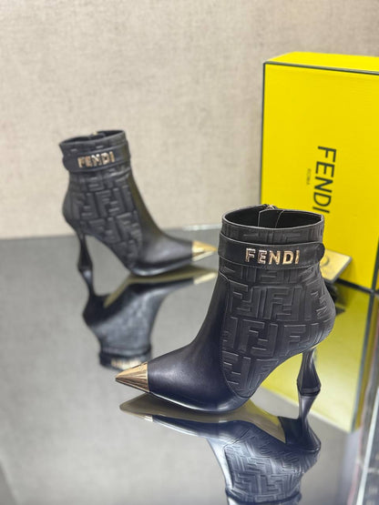 FND – Tasche, Schuhe und Geldbörse