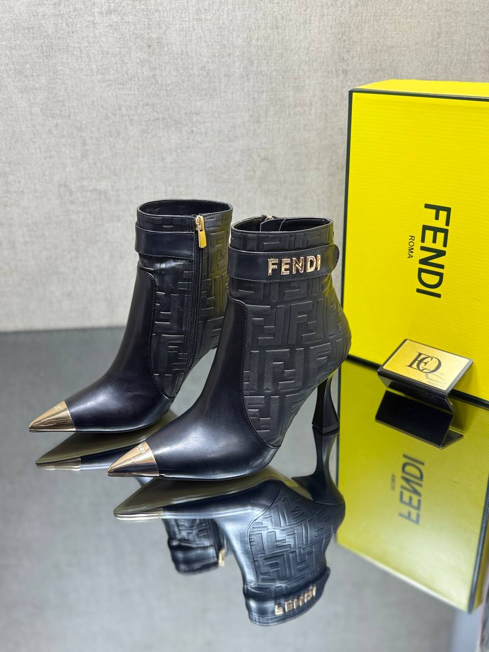 FND – Tasche, Schuhe und Geldbörse