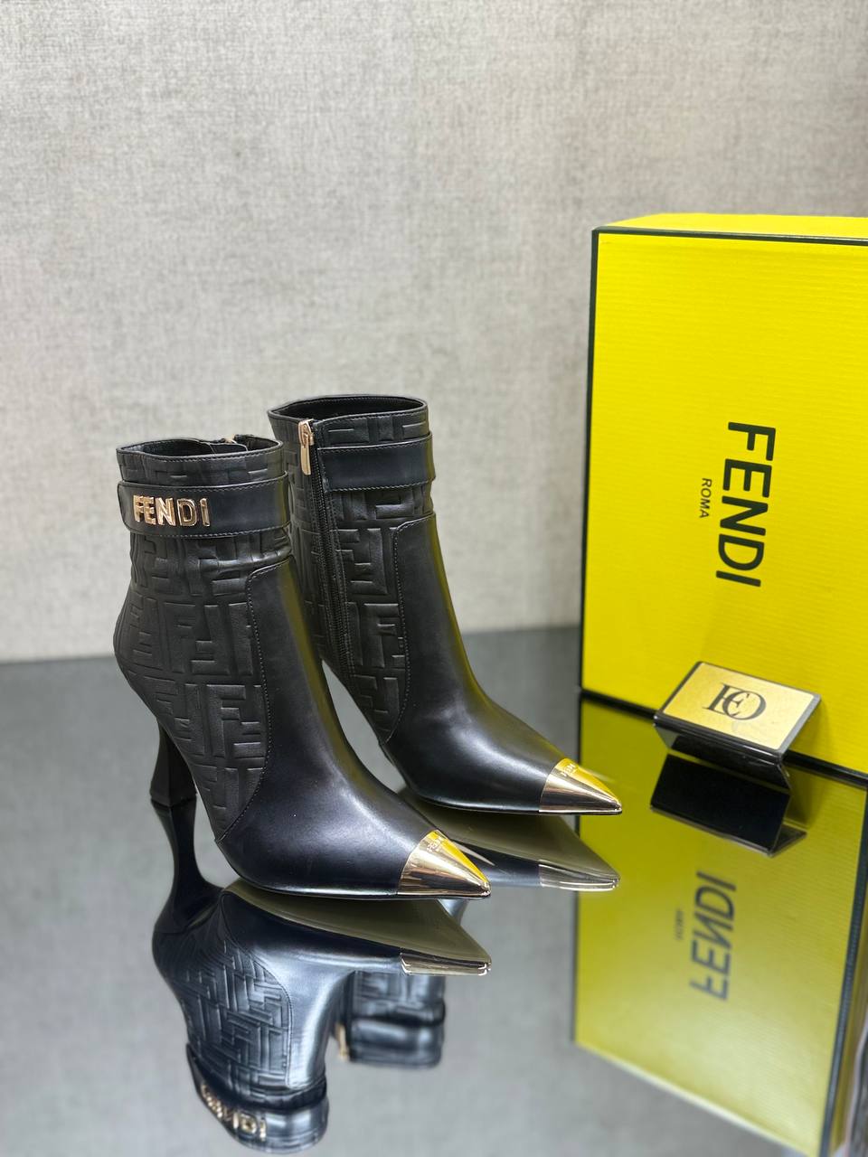 FND – Tasche, Schuhe und Geldbörse