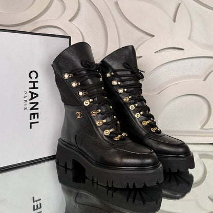 Lange Kampfstiefel