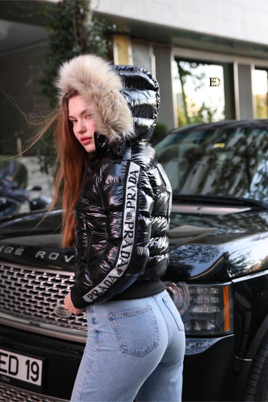 Gesteppte Federjacke mit Steinbesatz