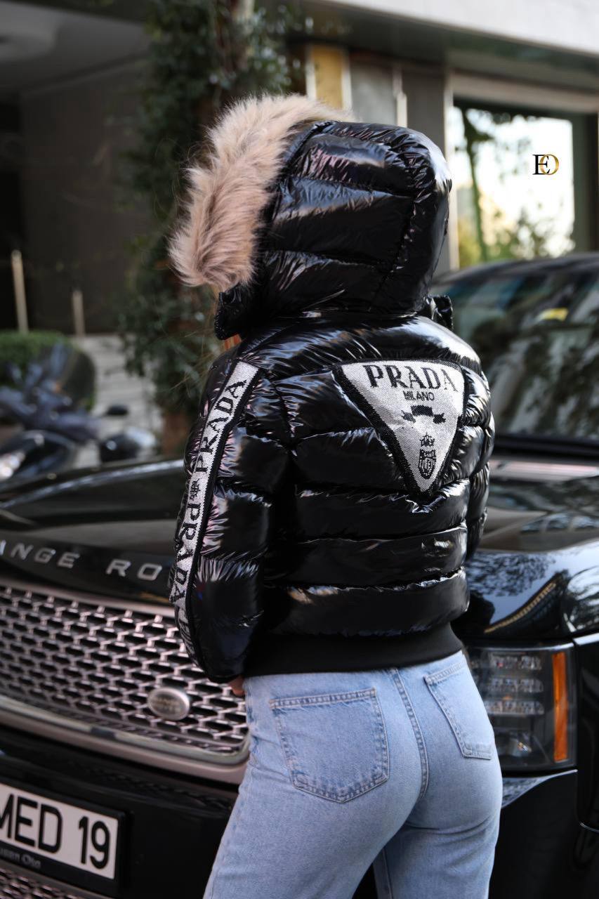 Gesteppte Federjacke mit Steinbesatz