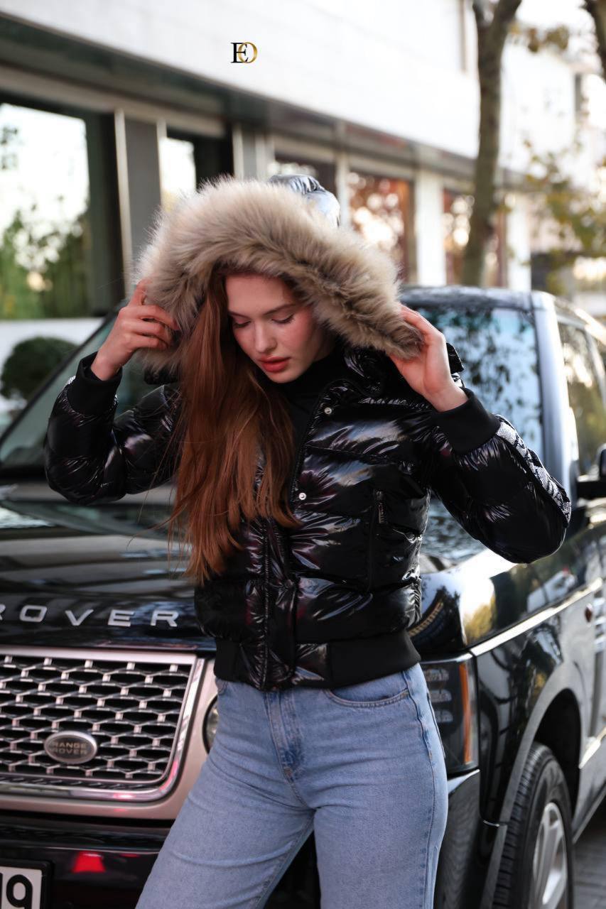 Gesteppte Federjacke mit Steinbesatz