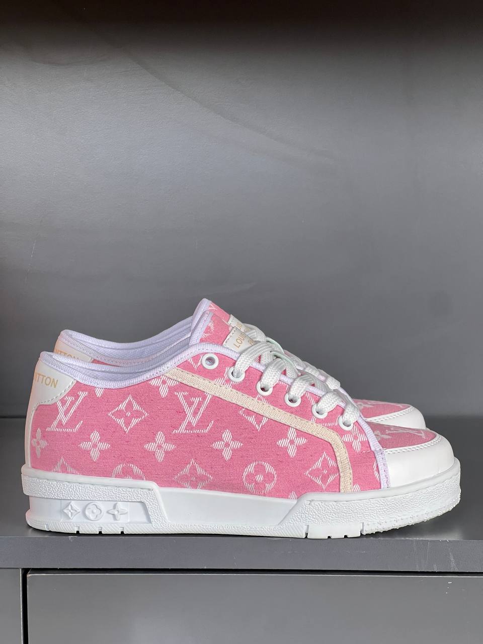 Neues Turnschuhmodell